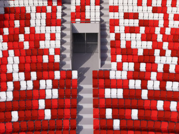 Des sièges rouges et blancs au Stade Louis-II